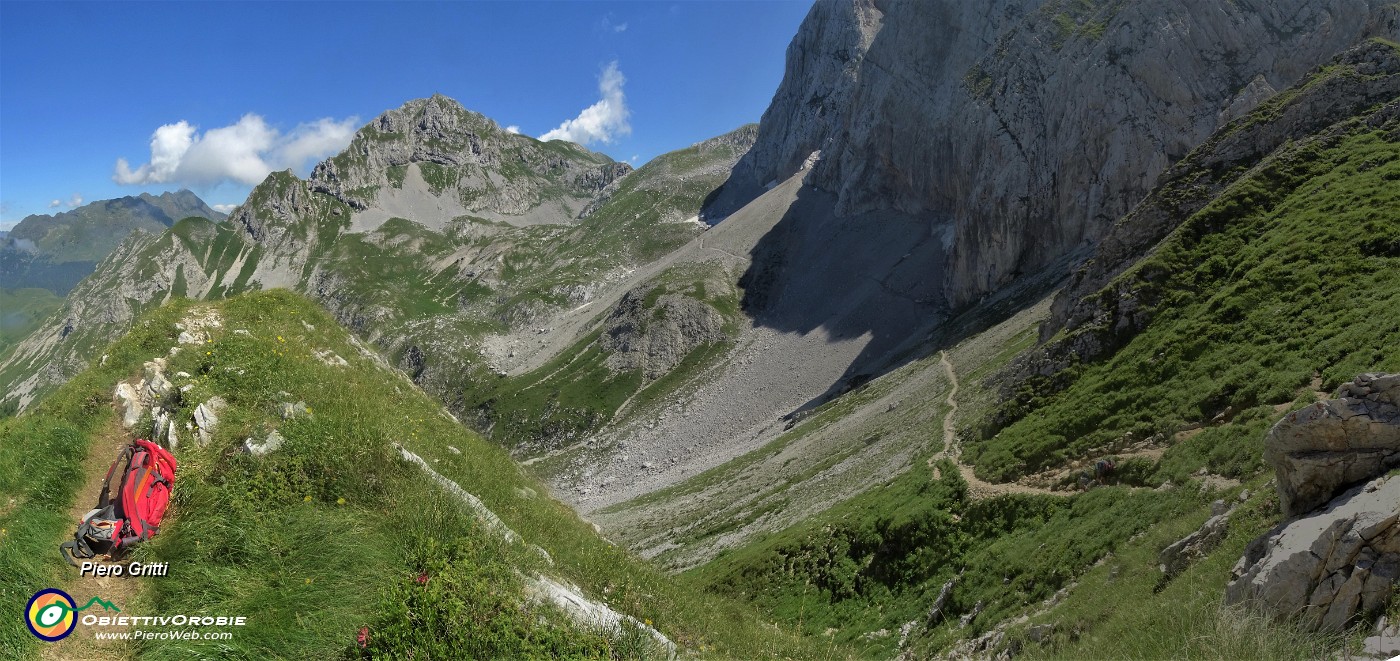 31 Dal Passo di Gabbia (2050 m) vista sul Mandrone e verso la Corna Piana .jpg